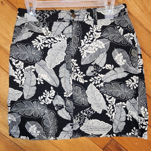 Croft & Barrow black and white leaf print classic fit skort size 4 stretch - Picture 1 of 10